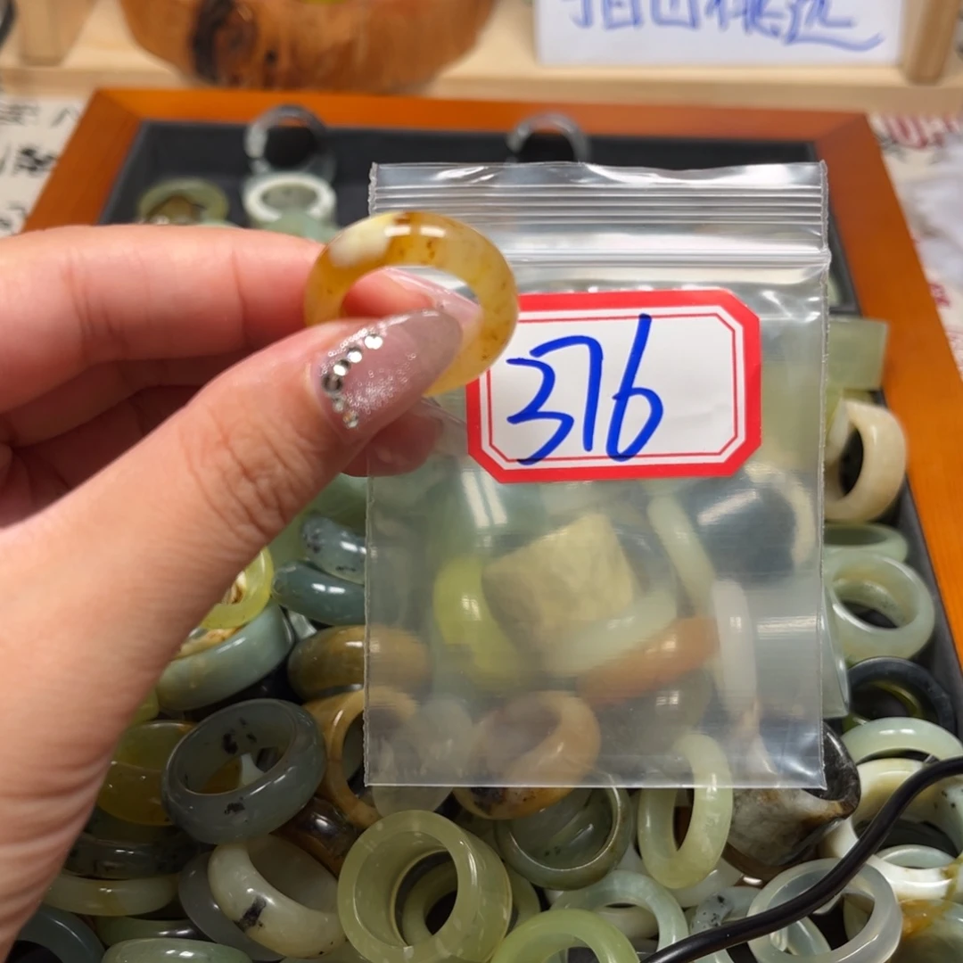 张***包蛇纹石玉未镶嵌珠宝奇石