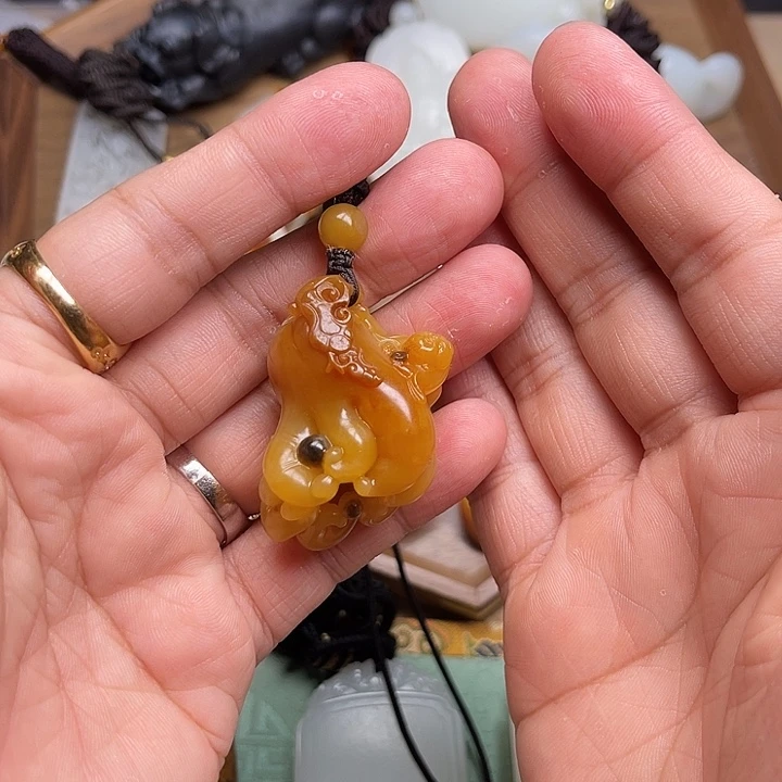 心***级和田玉未镶嵌颈饰