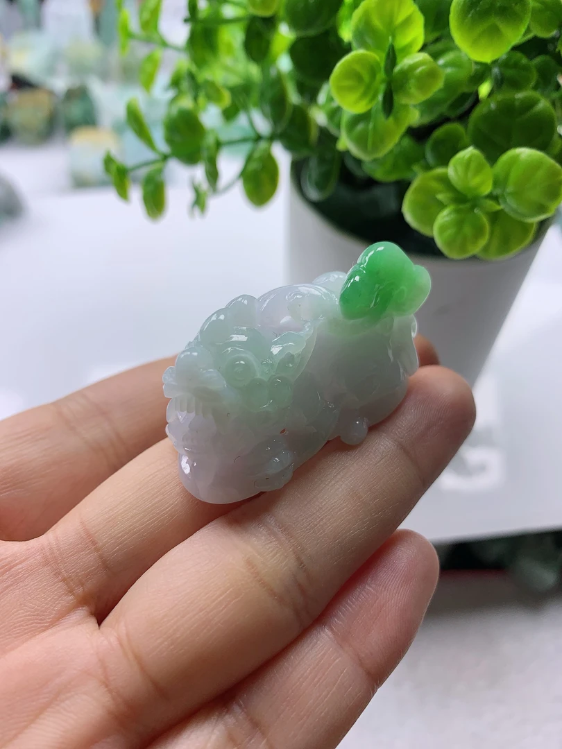 天然翡翠A货精雕细琢飘阳绿招财貔貅吊坠气质时尚双色飘绿精美