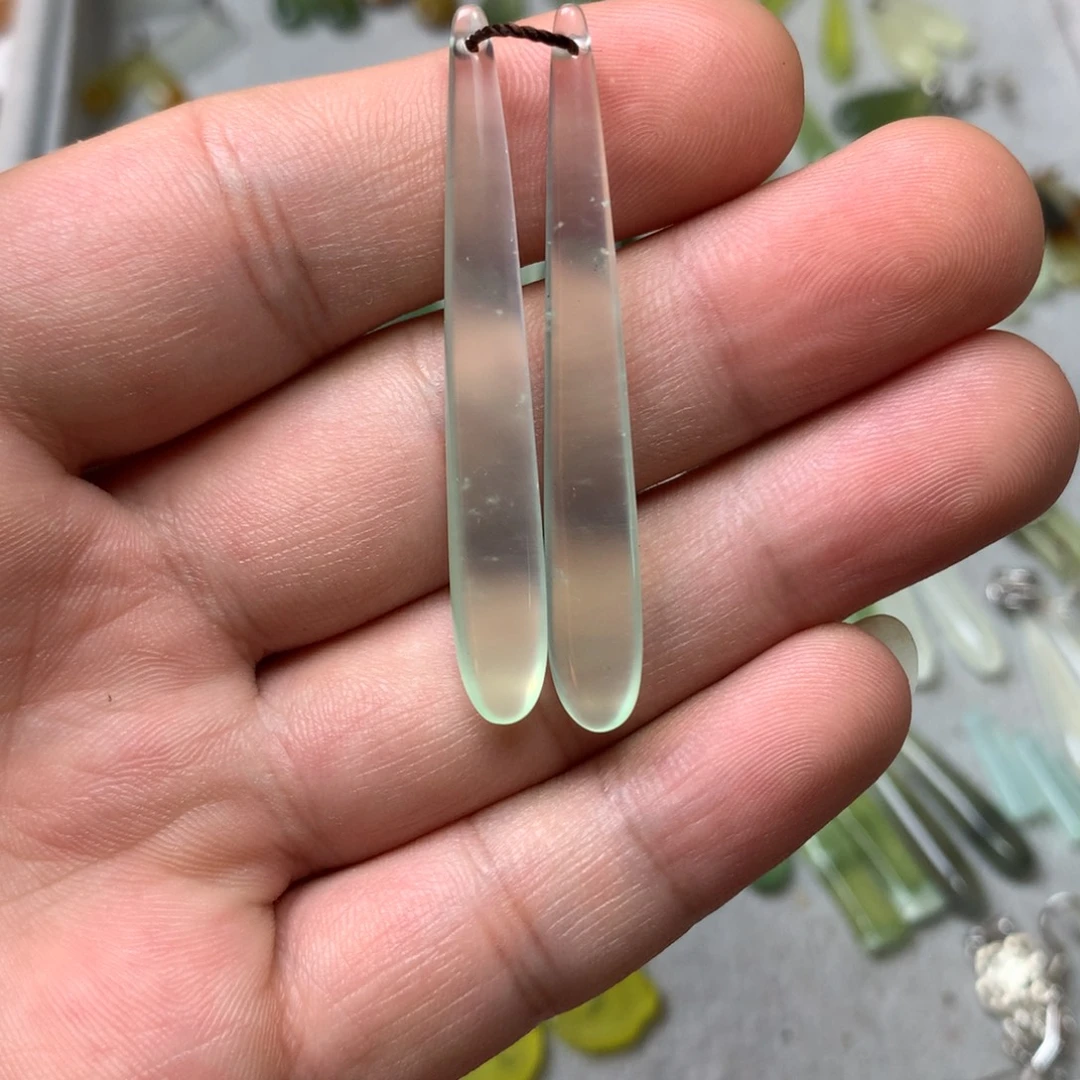 未镶嵌蛇纹石玉耳环