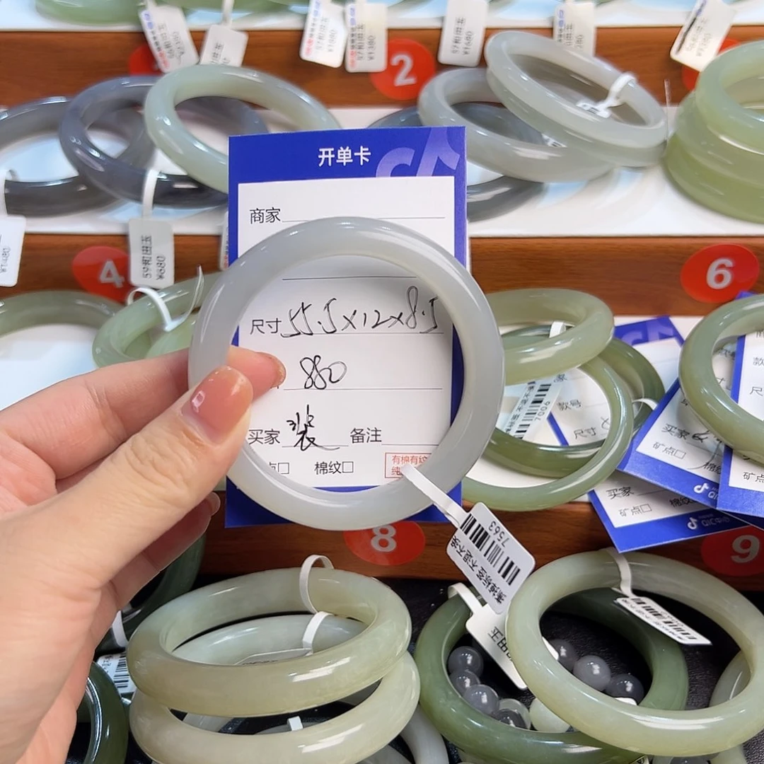 未镶嵌手镯和田玉裴**?