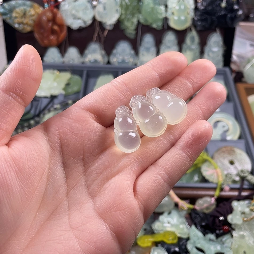 岫玉未镶嵌吊坠(赠链)