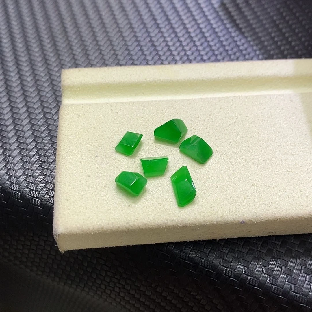 未镶嵌挂件翡翠一组浓阳