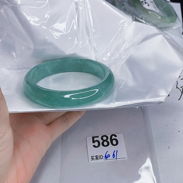 翡翠未镶嵌手镯一图一物实物为准（微瑕处理）