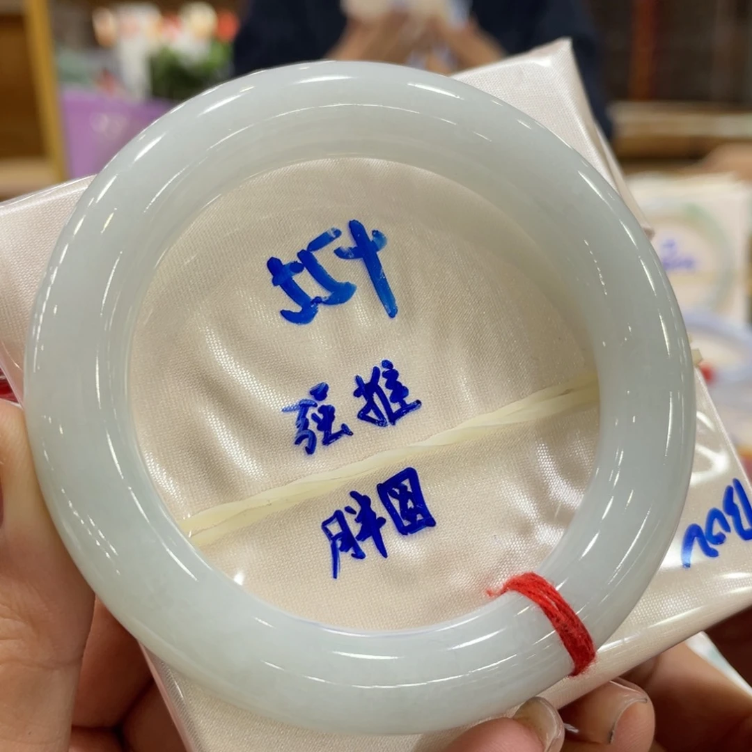 翡翠手镯未镶嵌翡翠手镯