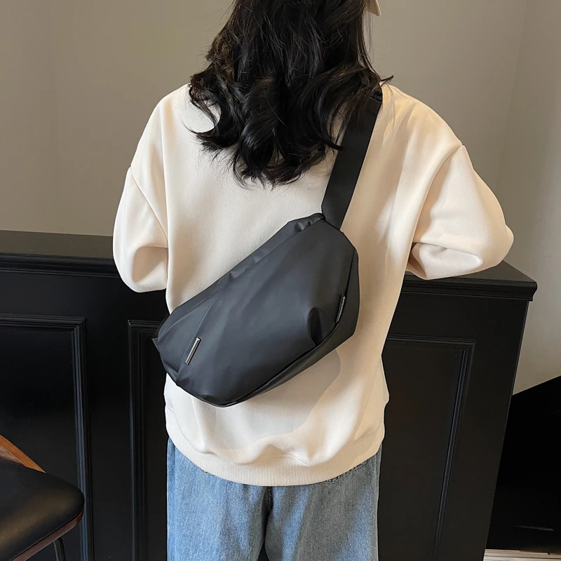 2025新款大空间斜挎百搭休闲包男女同款多功能防水背包
