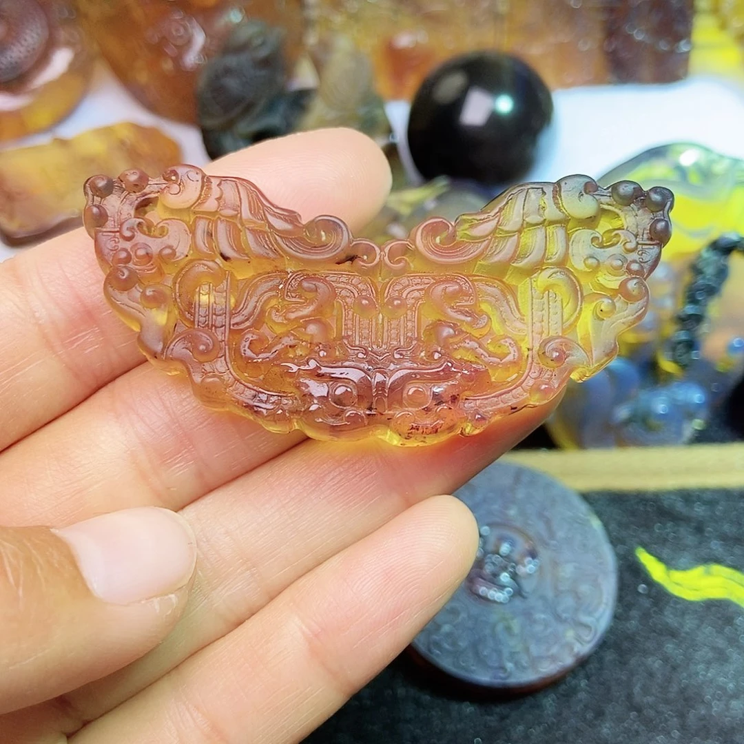 琥珀颈饰未镶嵌兽面