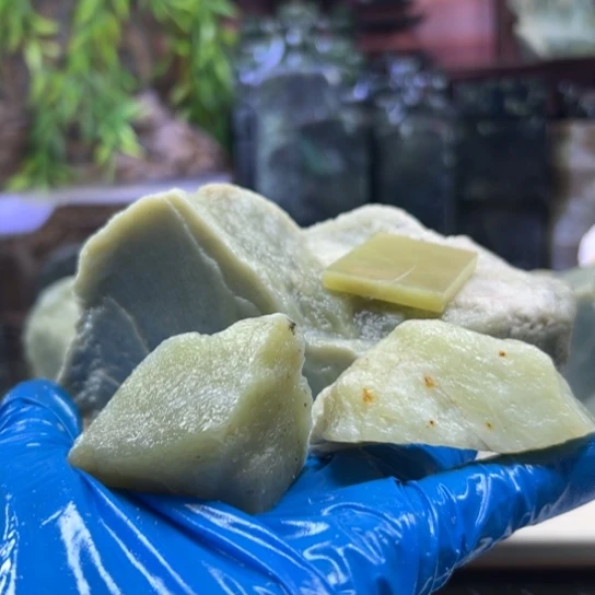 丹***哒和田玉（黄玉）未镶嵌颈饰