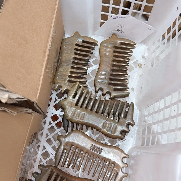 绿檀木猪猪梳子瑕疵