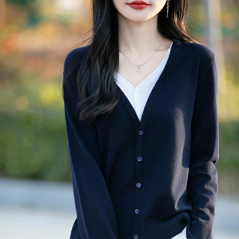 2025新款品牌精纺V领假两件开衫上衣高级撞色内搭针织衫毛衣女冬