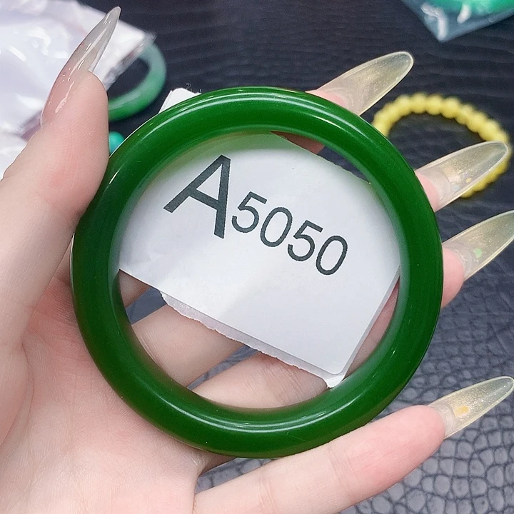 翡翠手镯未镶嵌默认微瑕