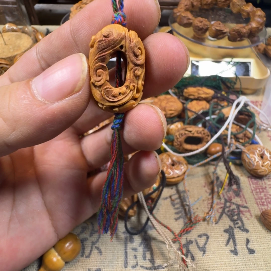 吊坠核桃桃核雕刻云1