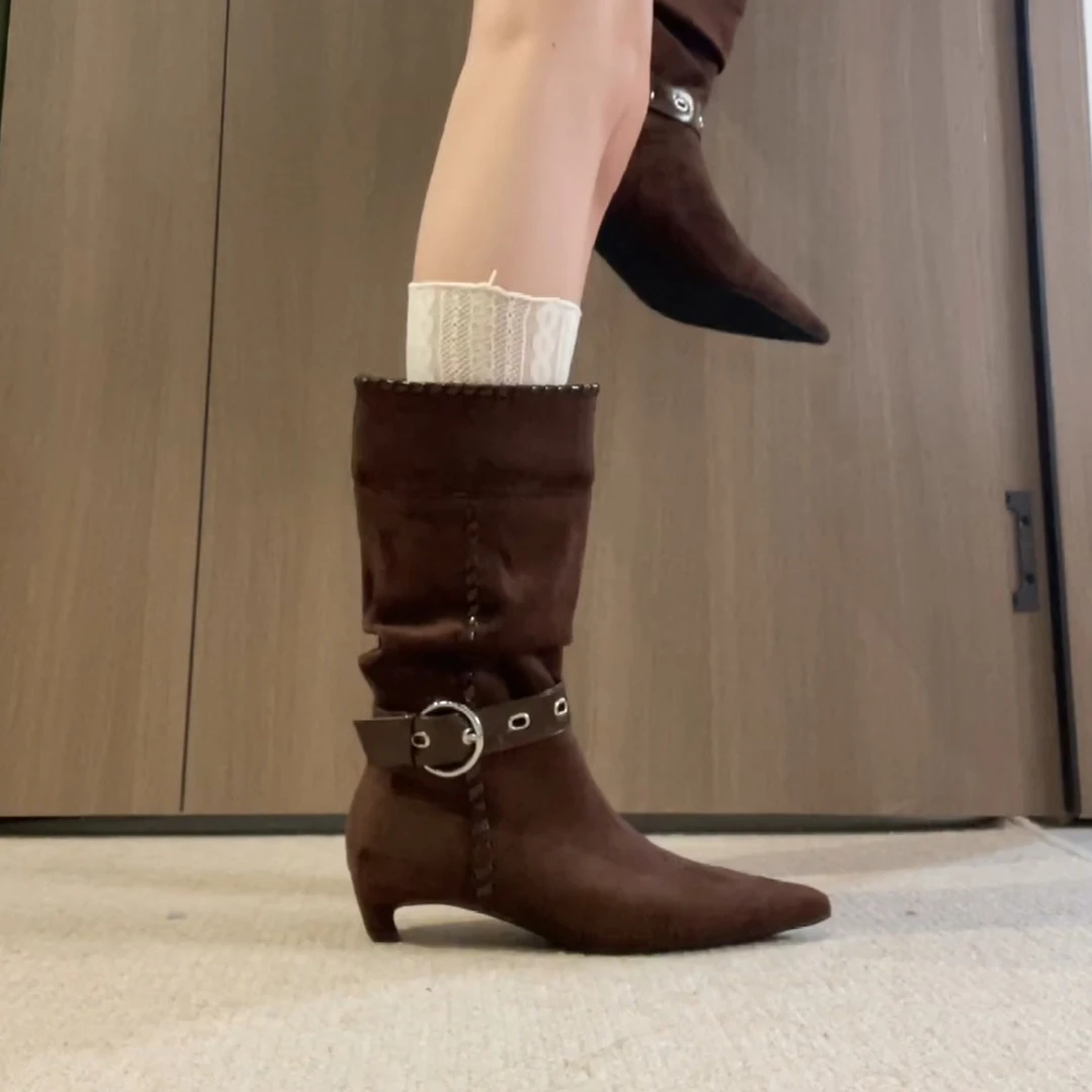 羊皮版~复古尖头小高跟西部靴女中筒靴绒面皮带扣褶皱骑士靴