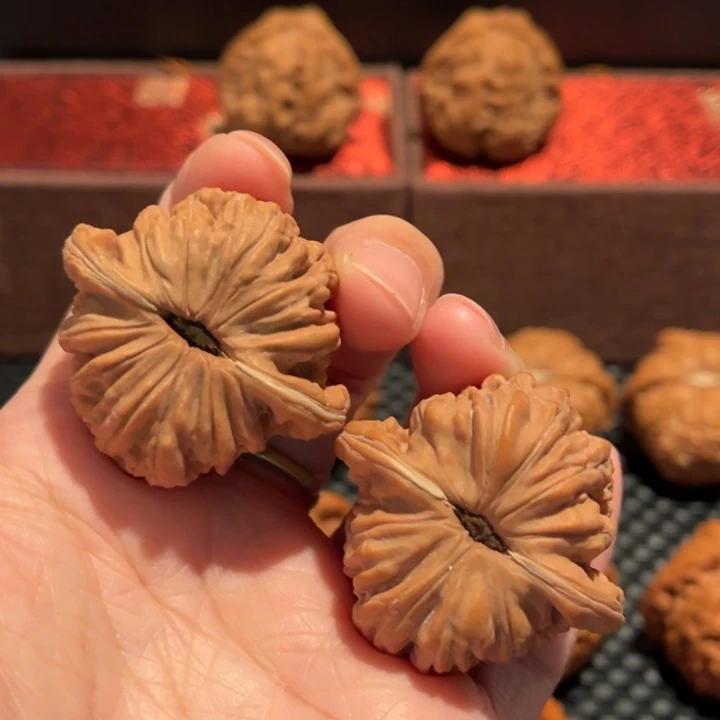 枫***文玩核桃吊坠汉高楼