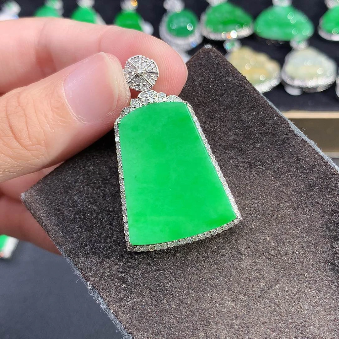 翡翠18K金镶嵌吊坠(赠链)