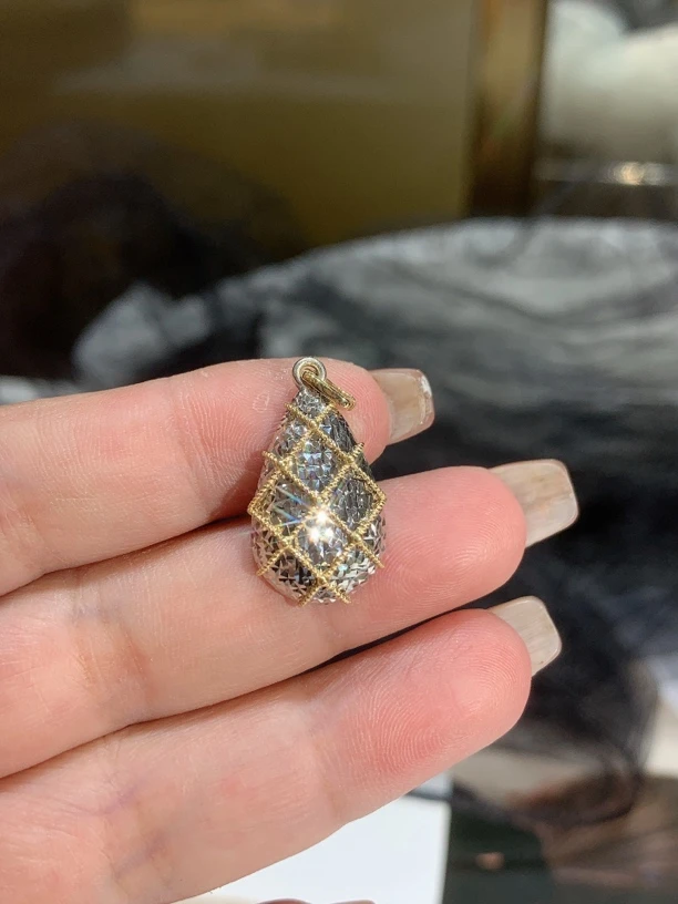 18 K双色水滴吊坠 秒