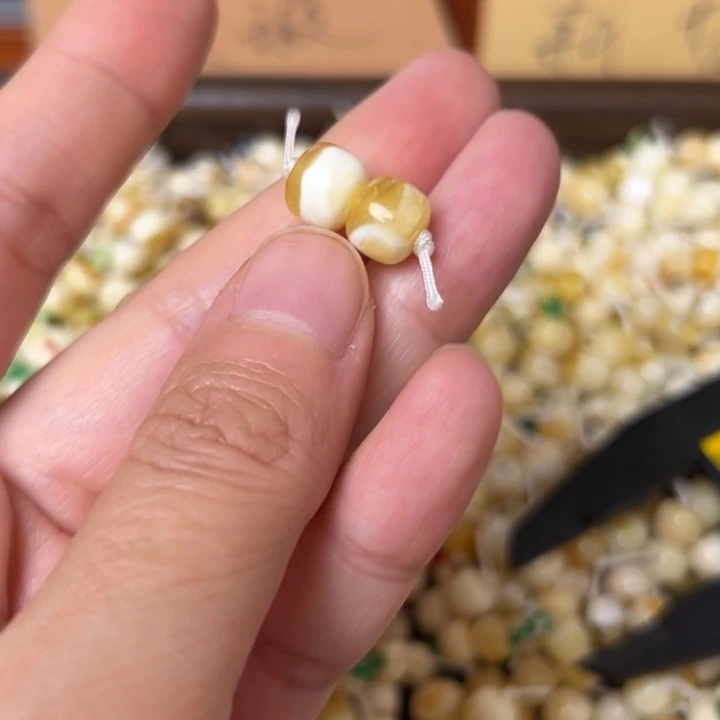 蜜蜡未镶嵌裸石8.6mm一对