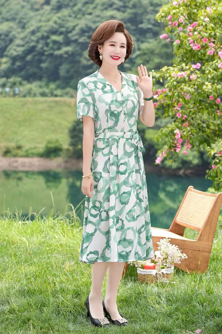 7010妈妈夏装时尚减龄大码显瘦短袖印花中长款过膝连衣裙