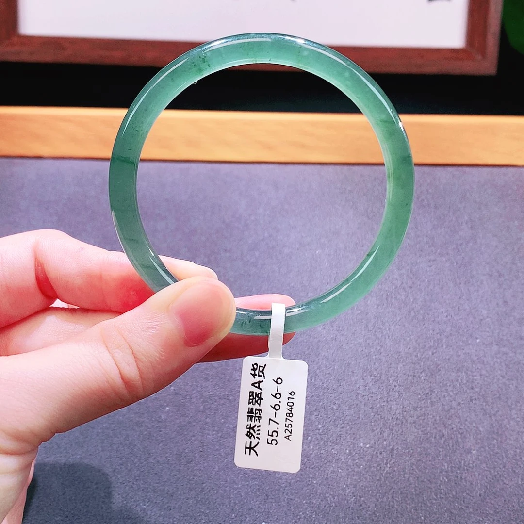 翡翠手镯未镶嵌天然翡翠