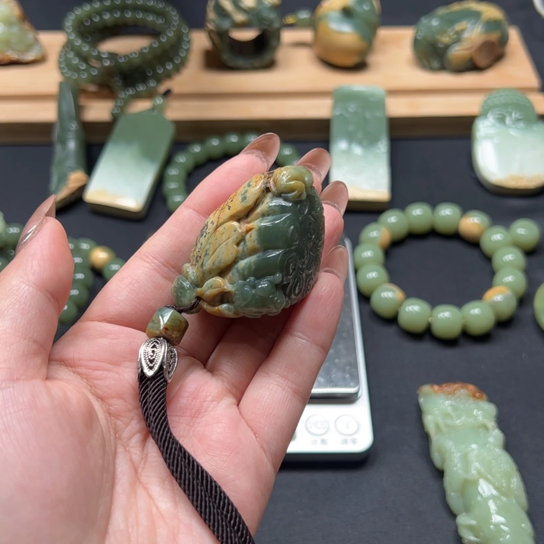 牧***寻岫岩河磨玉（透闪石质玉）未镶嵌颈饰