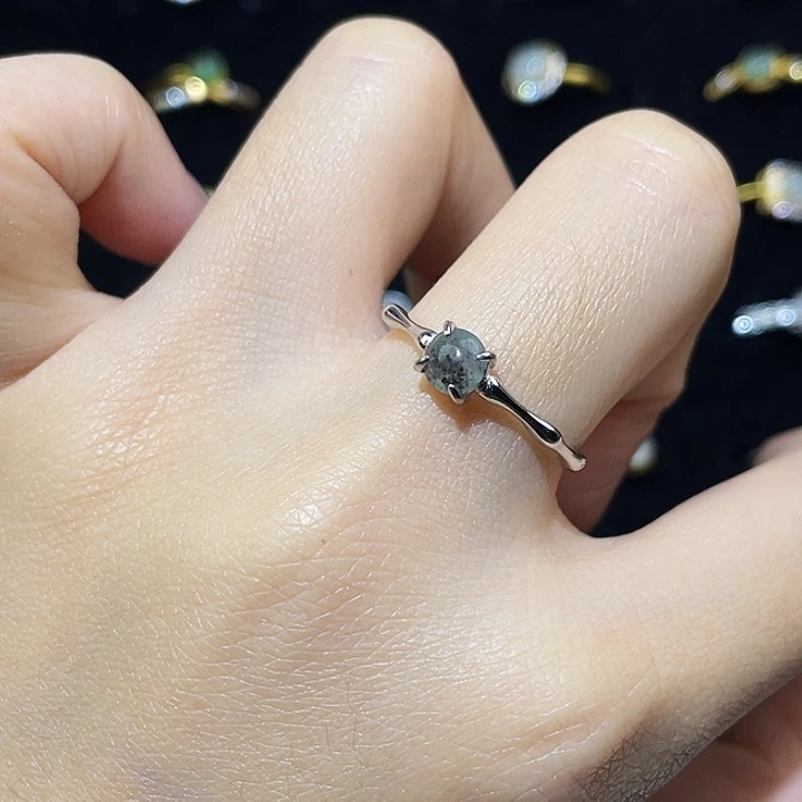 翡翠未镶嵌颈饰戒指