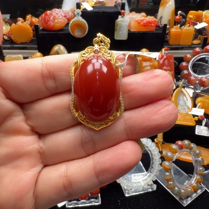未镶嵌石英质玉（黄龙玉）颈饰