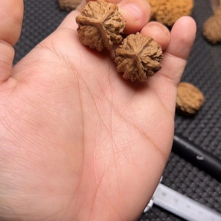 文玩核桃吊坠三棱