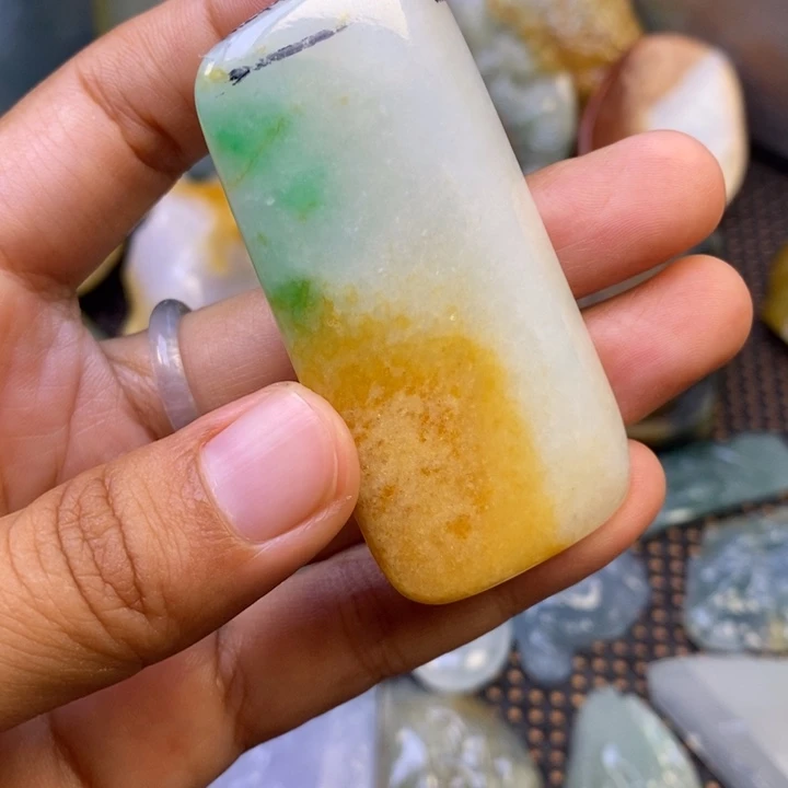 翡翠挂件未镶嵌翡翠