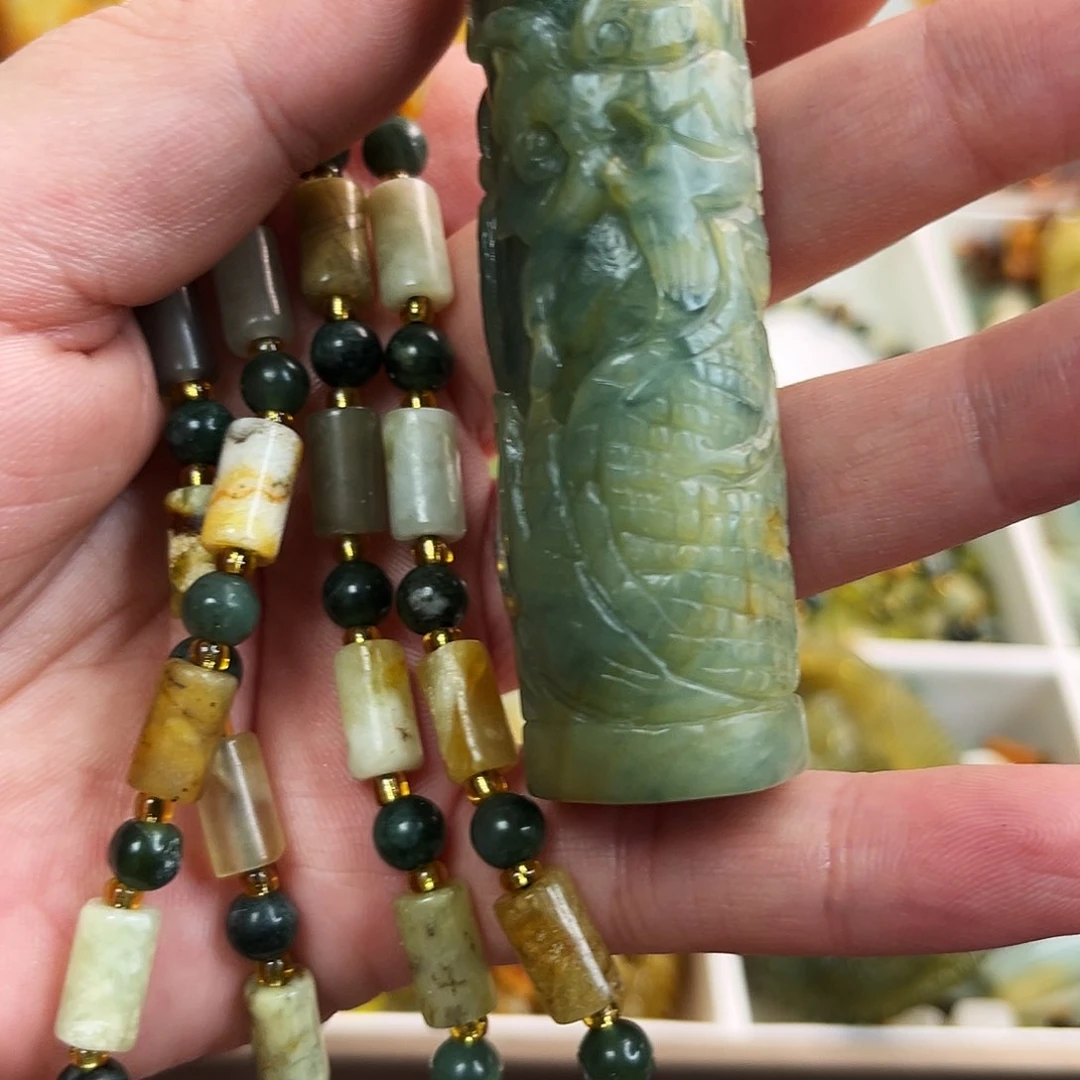 蛇纹石玉颈饰未镶嵌