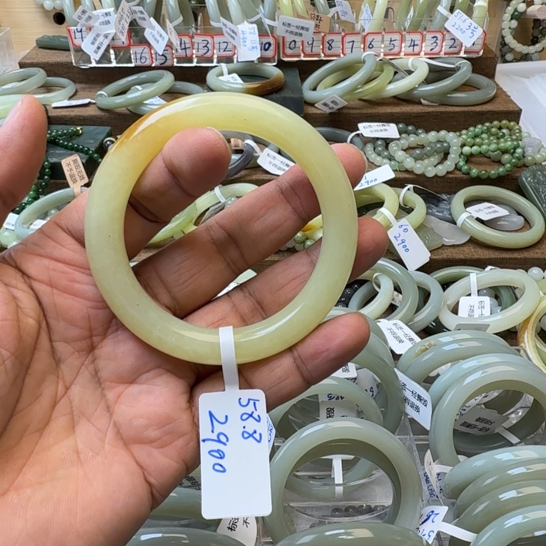 茉***花和田玉未镶嵌手镯