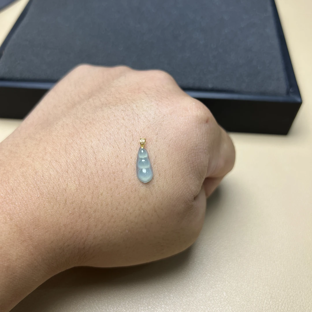 翡翠豆子吊坠冰种浅蓝水头好轻奢18K金生生不息好运女士高贵