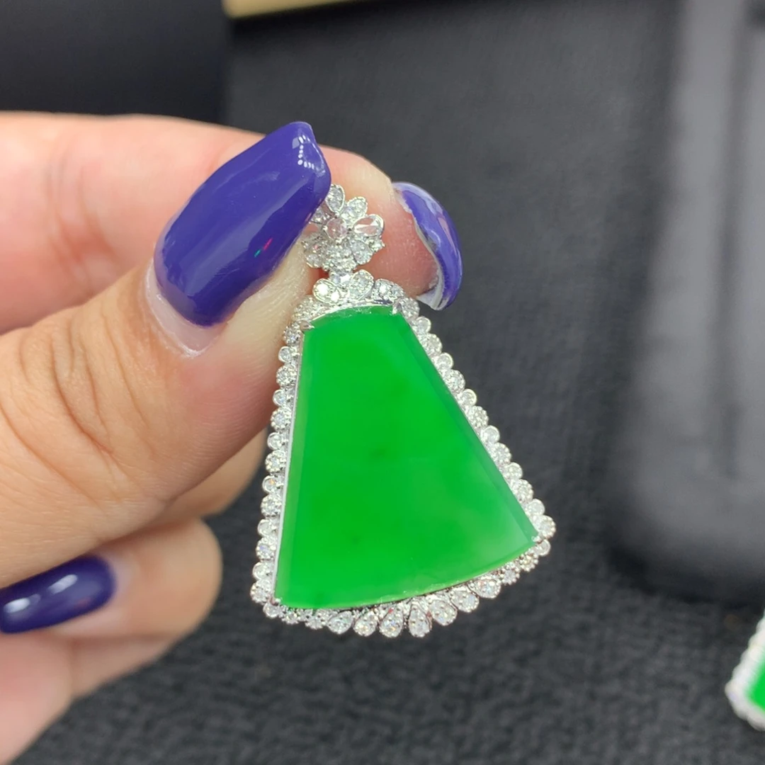 翡翠18K金镶嵌颈饰无事牌