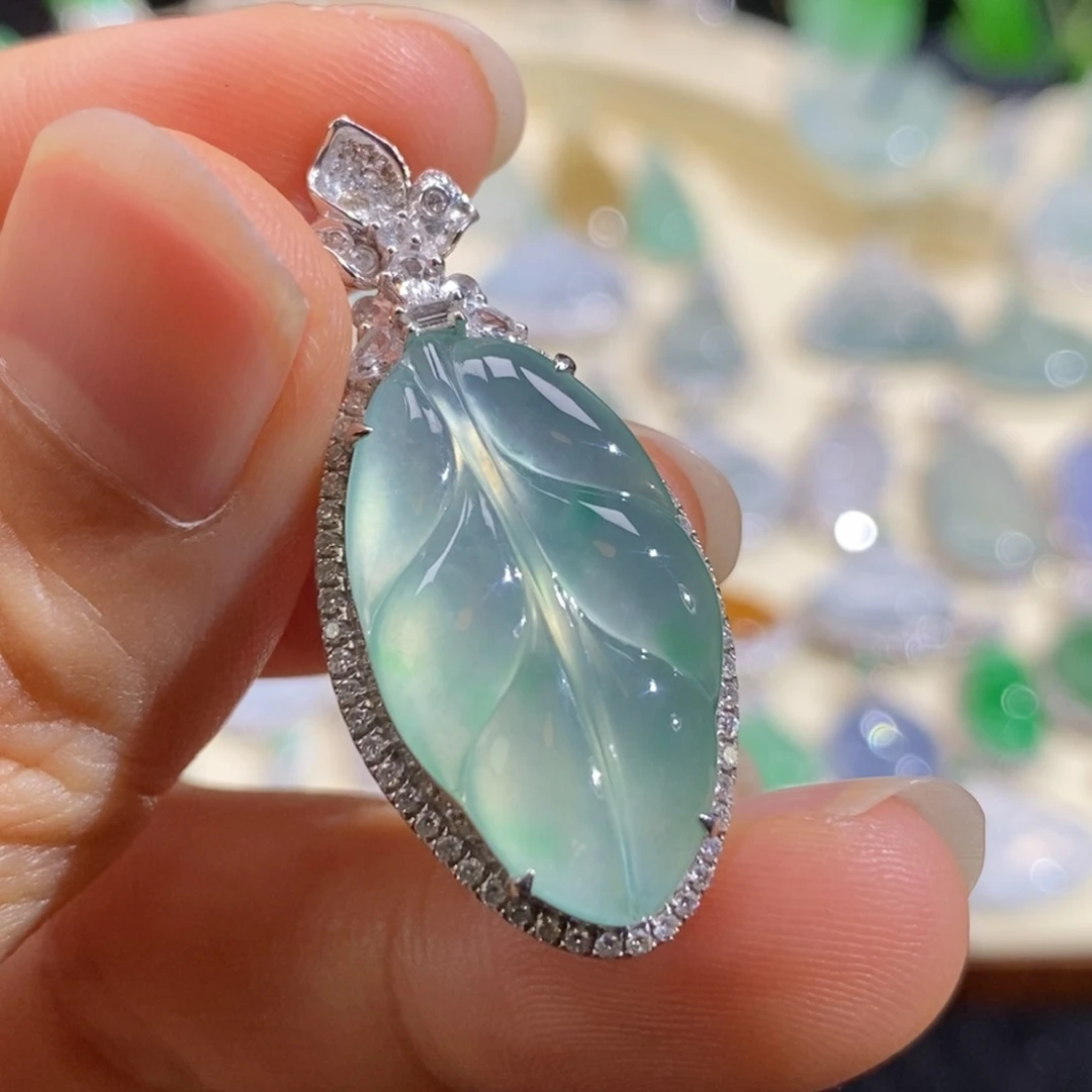 翡翠18K金镶嵌颈饰