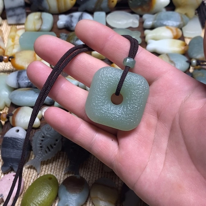 ****蕾蛇纹石玉未镶嵌颈饰