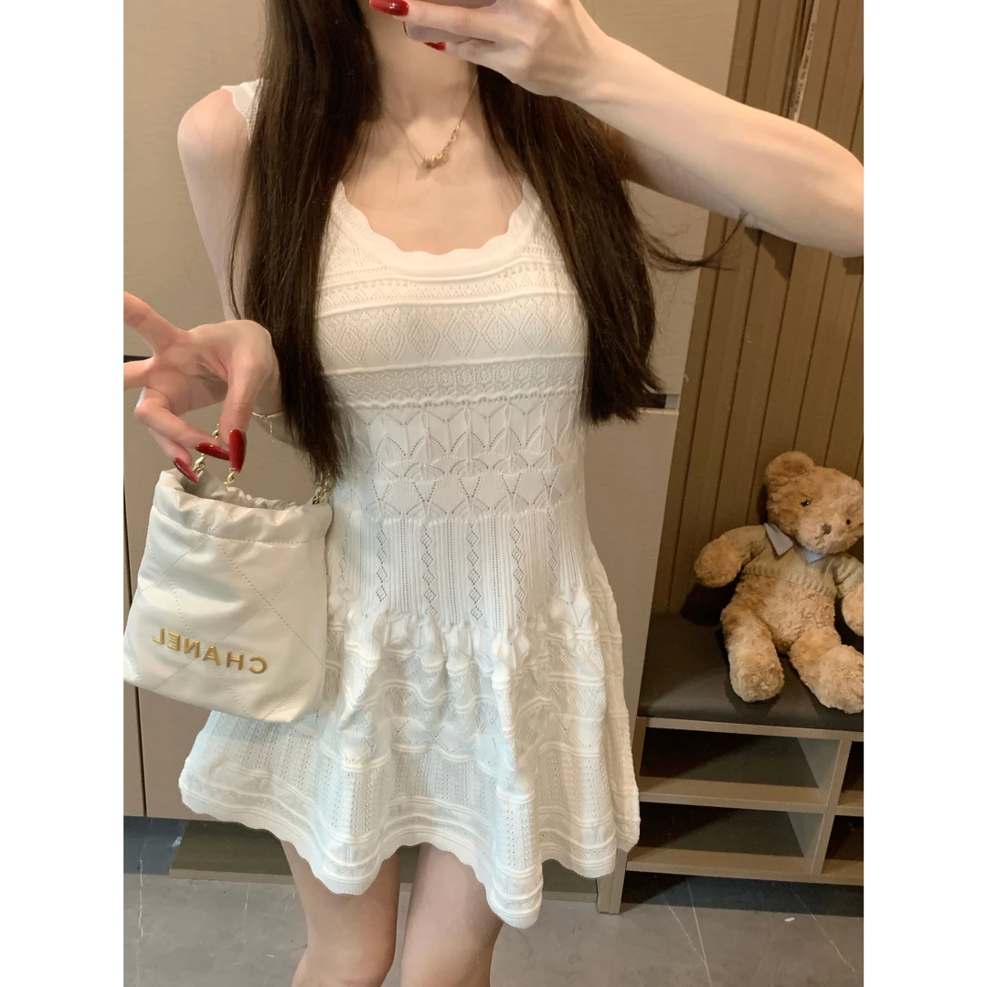 时尚法式镂空针织吊带连衣裙女夏季小众设计感辣妹显瘦气质短裙