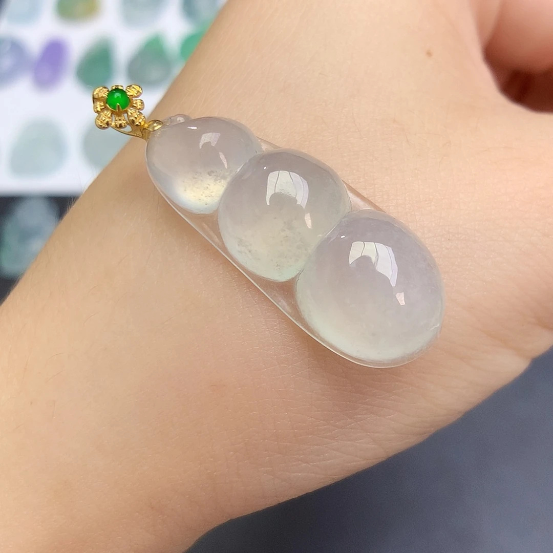 翡翠18K金镶嵌颈饰福豆