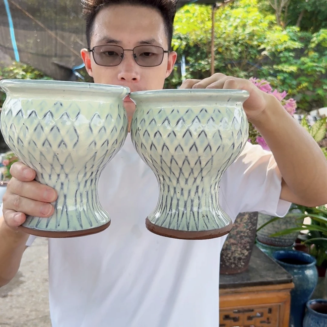 紫砂花盆口15高18（两个网格白色