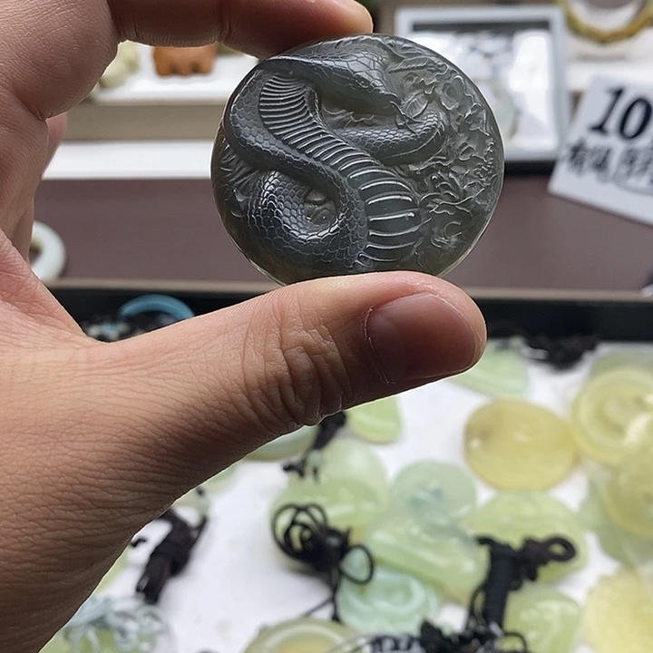 蛇纹石玉未镶嵌颈饰