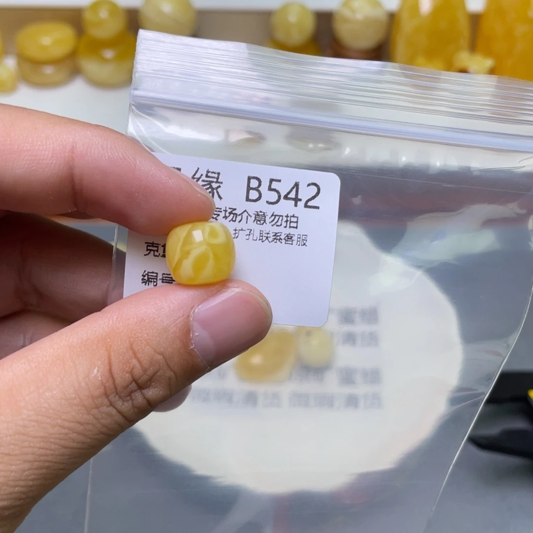 琥珀珠宝奇石未镶嵌久**恙