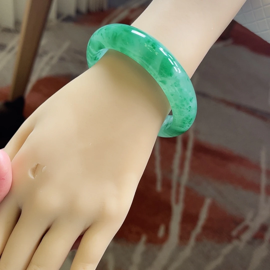 噗***子石英质玉未镶嵌手镯