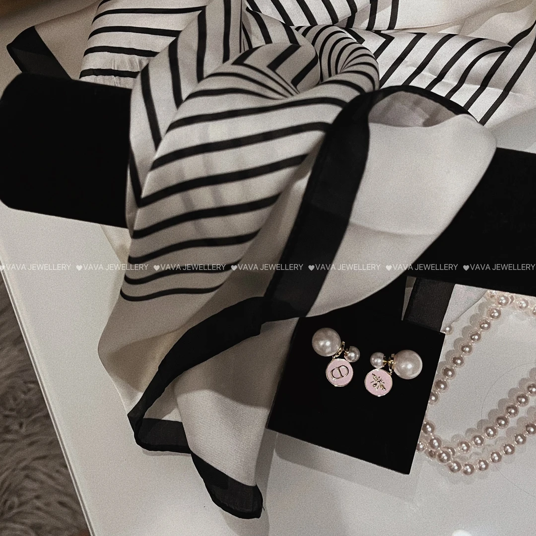 A178粉色不对称字母耳坠丝巾