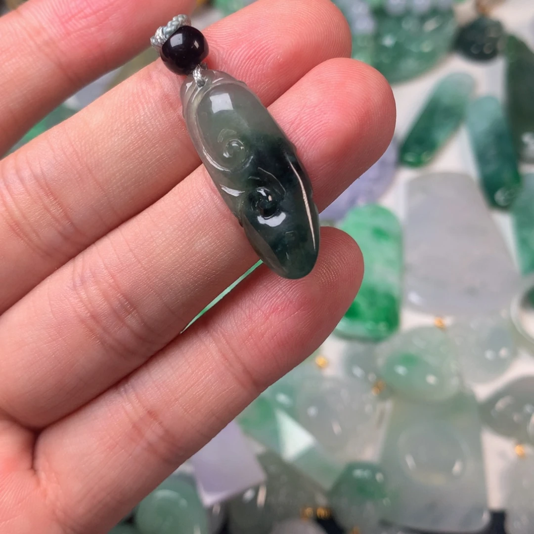 翡翠未镶嵌挂件如意