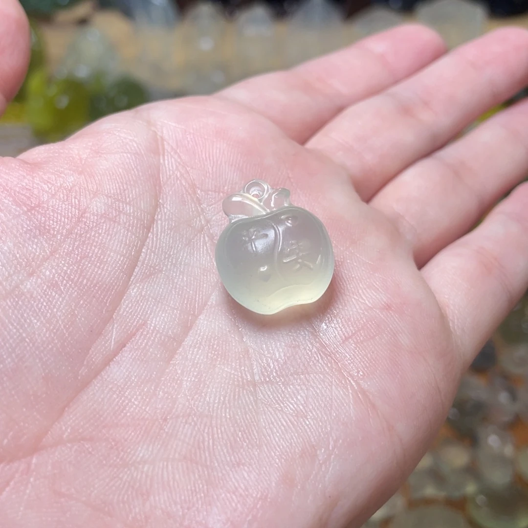 蛇纹石玉钥匙扣未镶嵌?