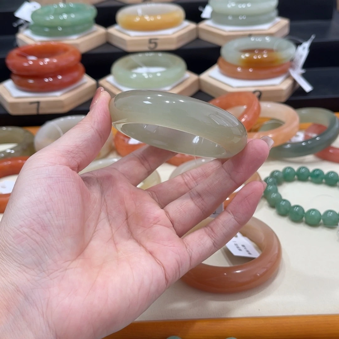 未镶嵌手镯石英质玉鸡****?