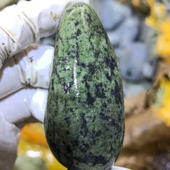 旭***颜木藏玉药王石原石手把件