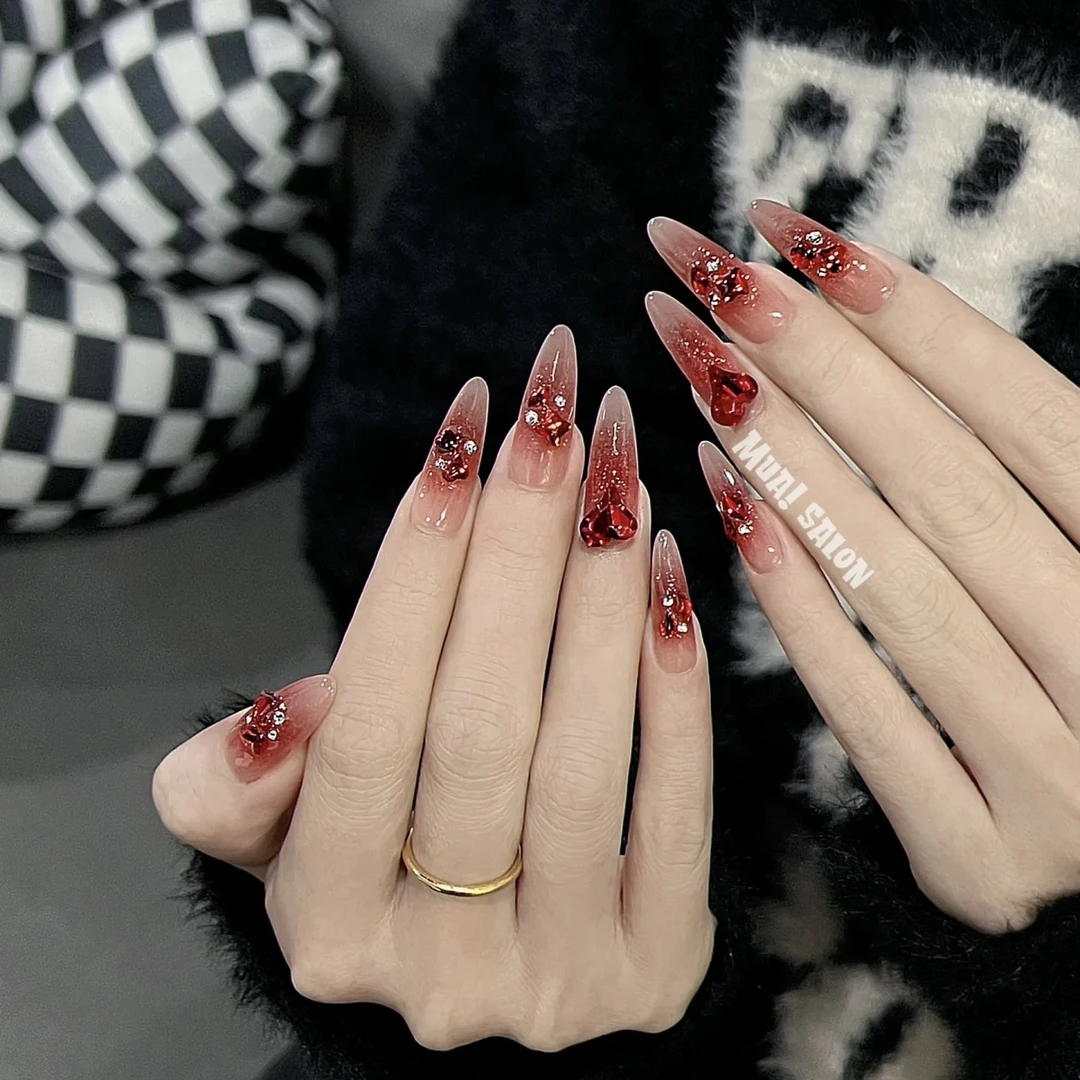 满赚新年战甲纯手工腮红穿戴甲红钻爆闪美甲中长款高级显白新娘甲