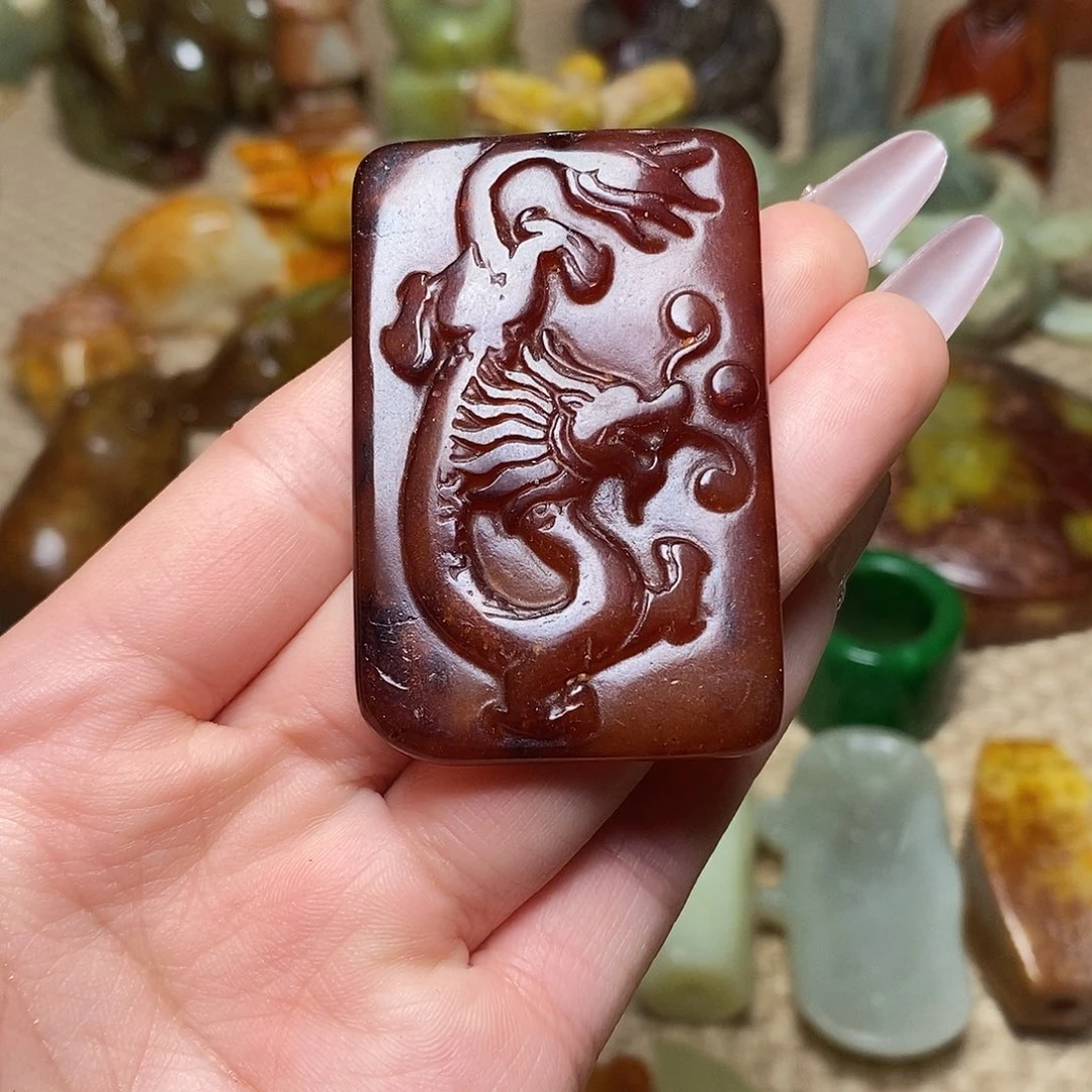 蛇纹石玉足铂镶嵌颈饰