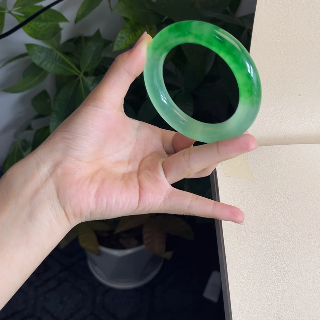 嫣***玉绿飘花半山水。  55圈口。