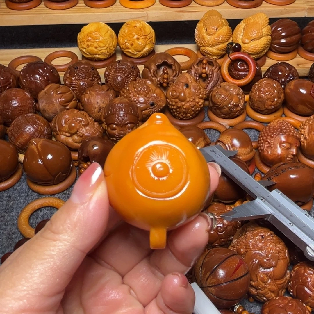 諃***⁵橄榄核把件奶黄壶