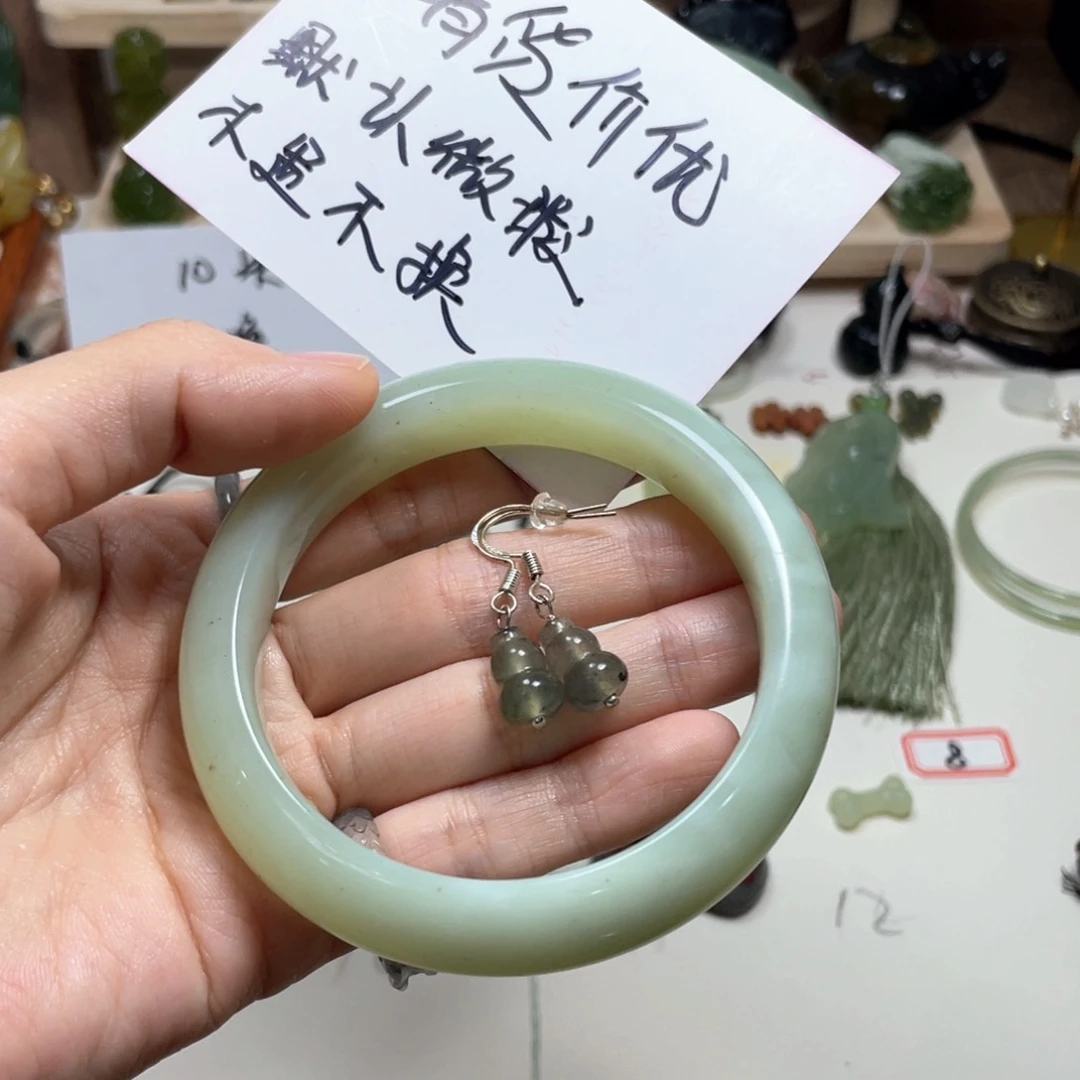 蛇纹石玉颈饰未镶嵌饼*